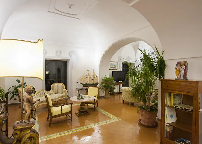 Miramare Готель